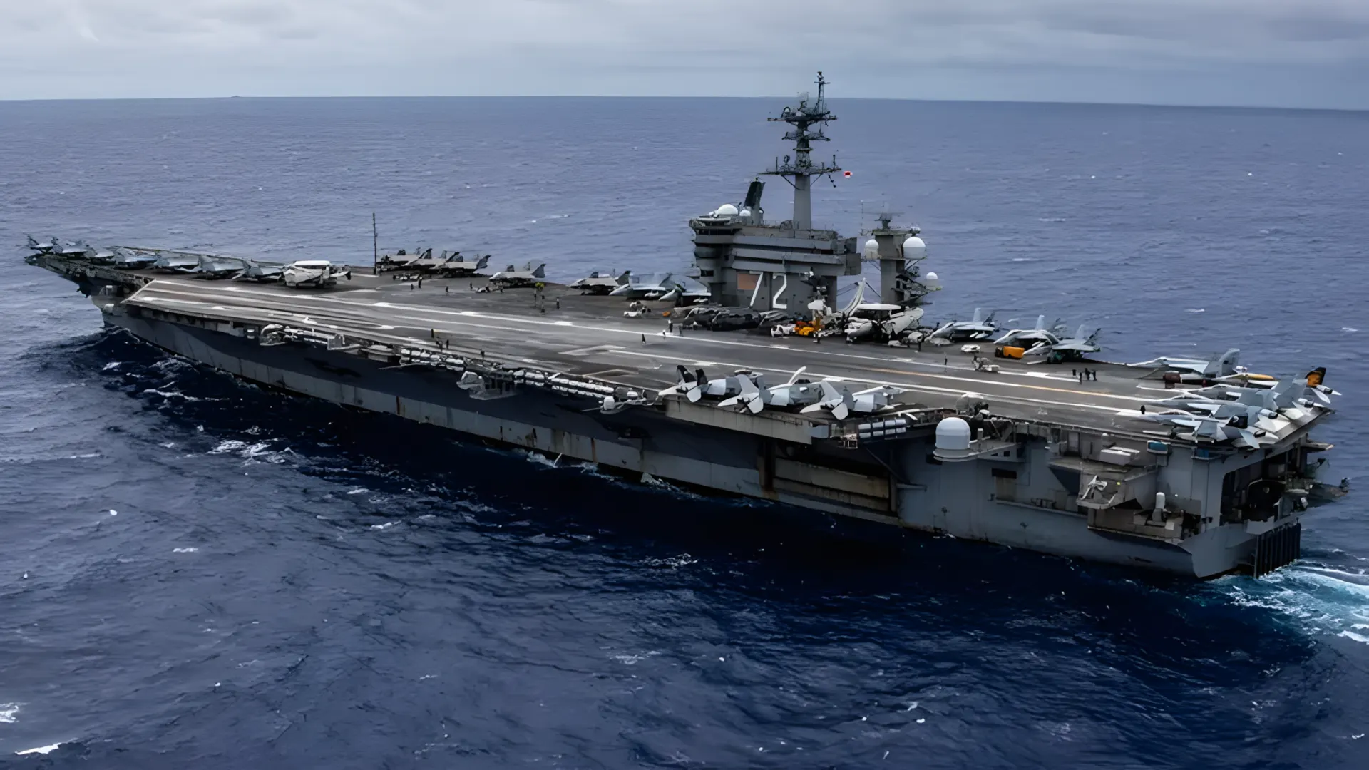 Porta-aviões USS Abraham Lincoln CVN-72 navegando no Mar Arábico em janeiro de 2026