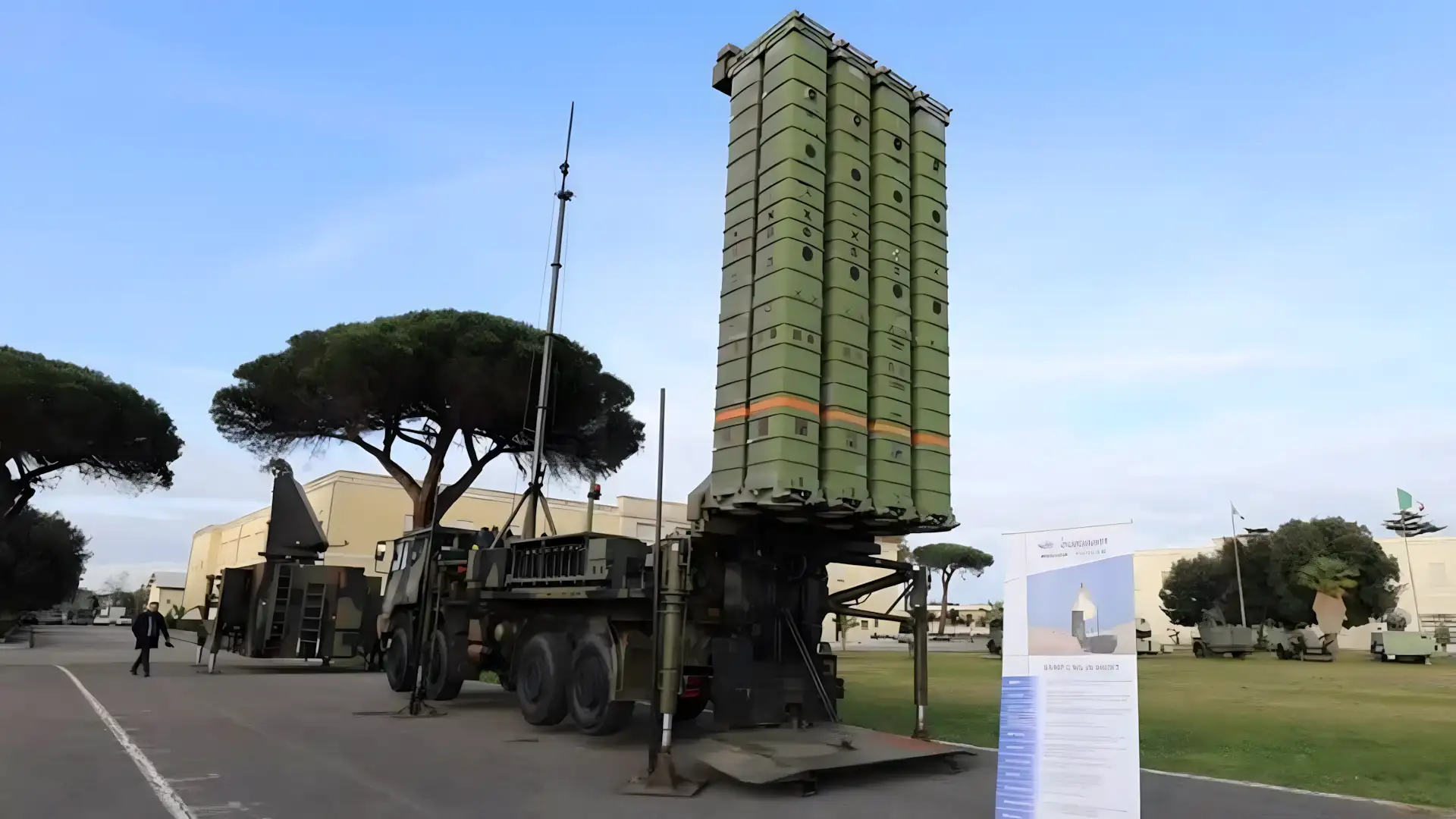 Caminhão tático do Exército Italiano com lançador vertical do sistema antiaéreo Grifo em posição de tiro.
