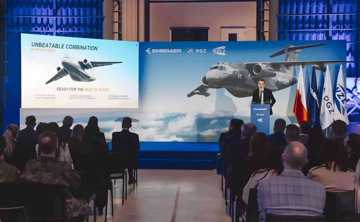 Embraer apresenta KC-390 Millennium na Polônia e firma cooperação estratégica com WZL-2 para manutenção militar
