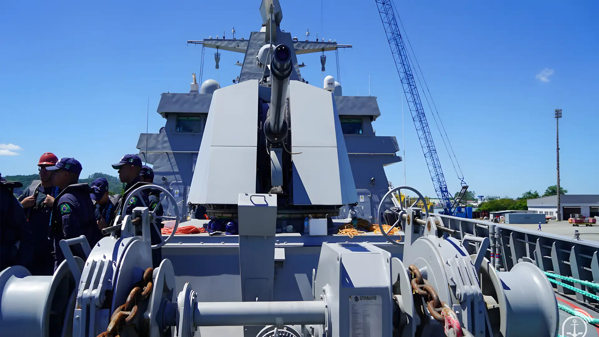 Canhão Leonardo 76 mm e dos lançadores de mísseis Sea Ceptor a bordo da fragata Tamandaré