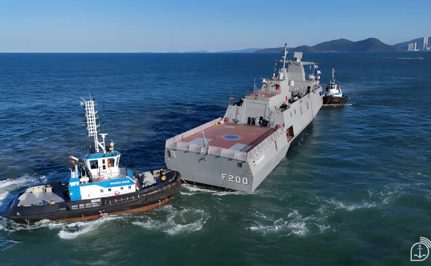Fragata Tamandaré F200 da Marinha do Brasil durante testes de mar em Itajaí, Santa Catarina