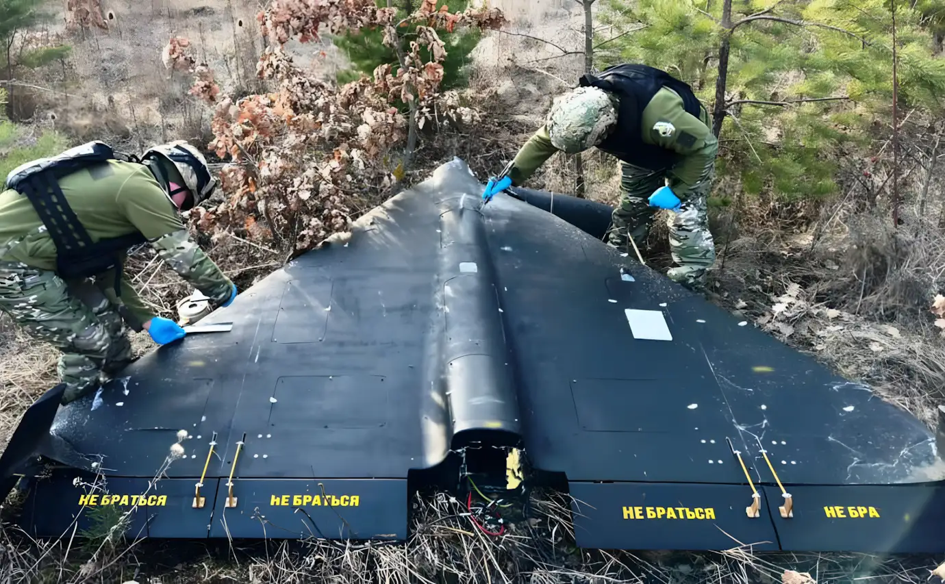 Equipe da startup IG Defence em Noida desenvolvendo drone militar