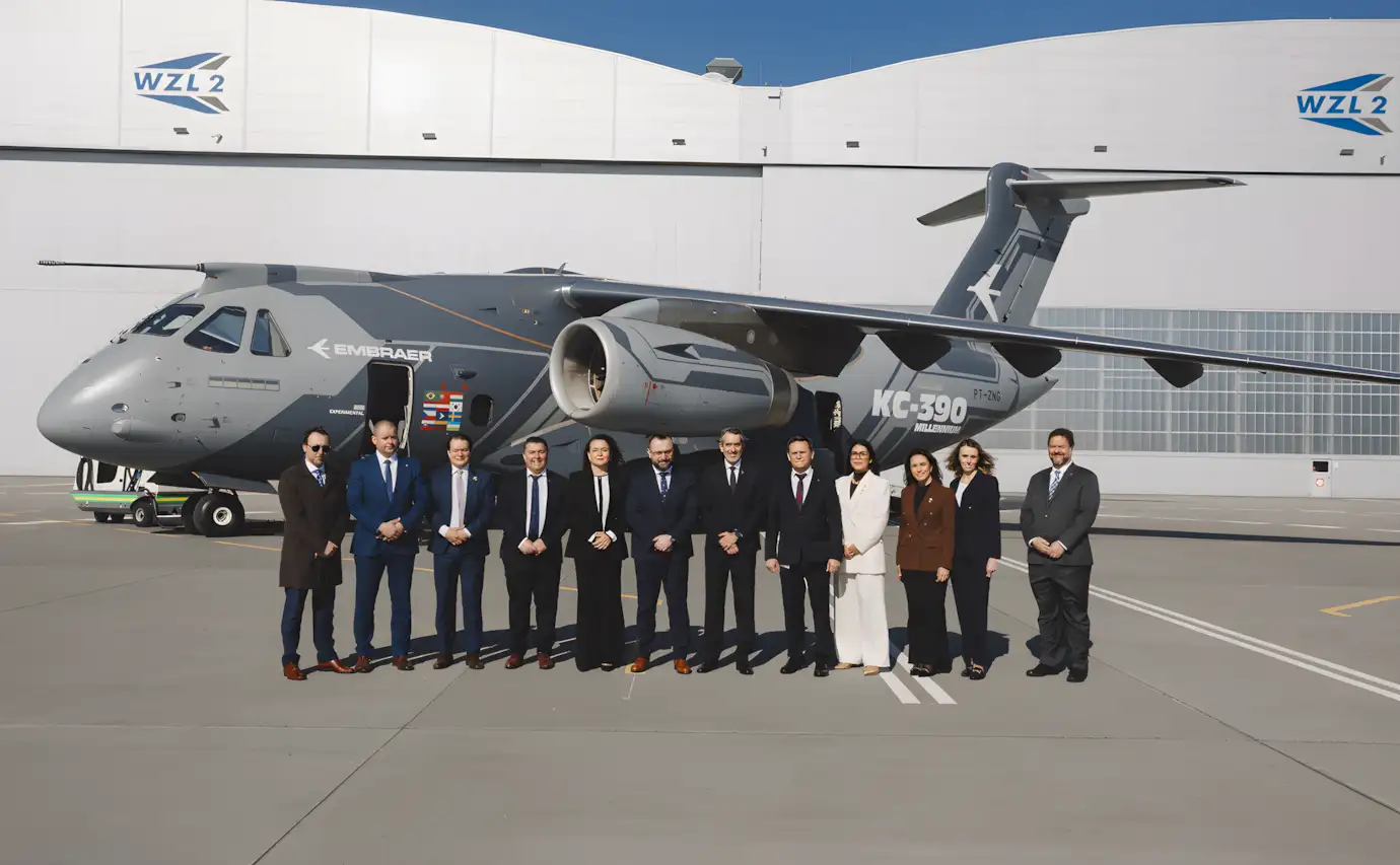 KC-390 Millennium sendo apresentado para equipe da WZL-2 em Bydgoszcz, Polônia