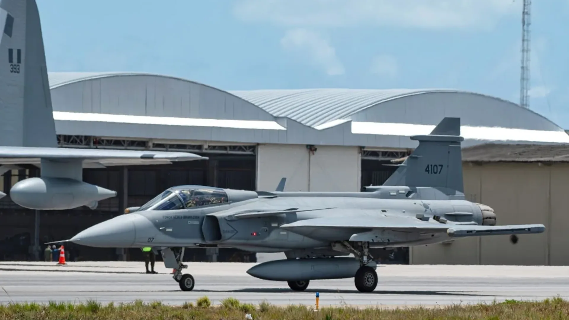 Primeiro F-39E Gripen fabricado no Brasil durante cerimônia de rollout em Gavião Peixoto