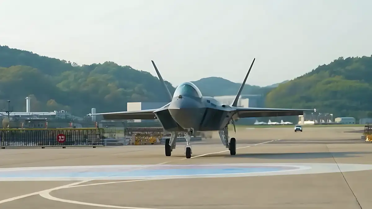Primeiro caça de produção sul-coreano KF-21 Boramae voa em versão de série e entrega começa em 2026