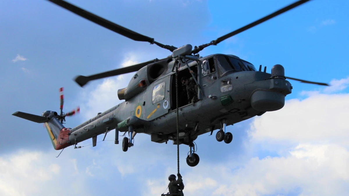 Esquadrão HA-1 treina resgate com técnica Hi-Line e eleva prontidão SAR da Marinha do Brasil