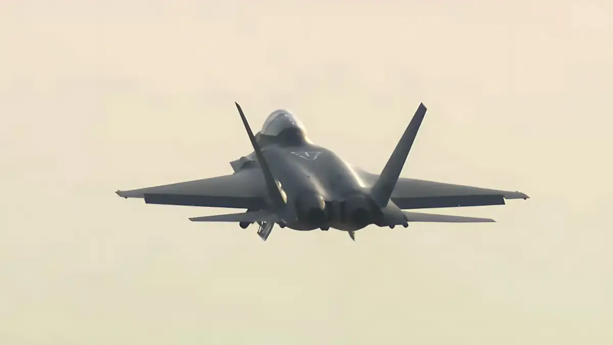 Primeiro caça de produção sul-coreano KF-21 Boramae voa em versão de série e entrega começa em 2026