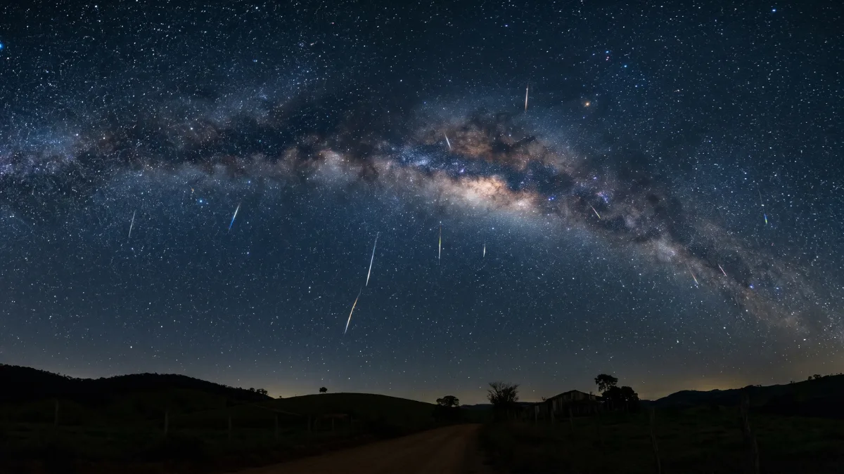 A madrugada de hoje tem chuva de meteoros e esses rastros são de um cometa que ninguém verá por 257 anos