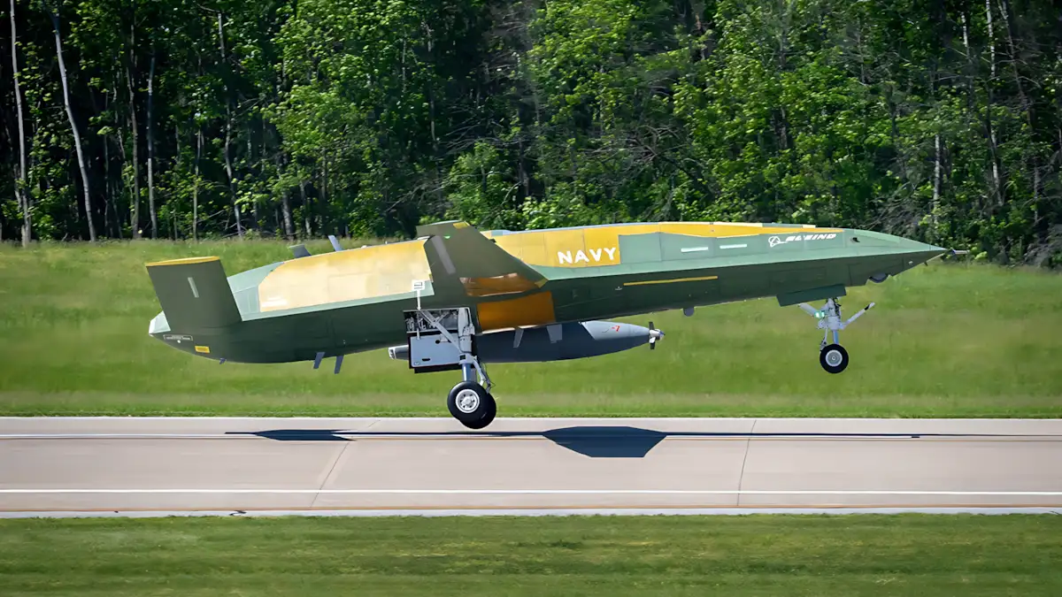 Boeing e Marinha dos EUA concluem 1º voo do drone tanque MQ-25A Stingray que vai liberar os caças F/A-18