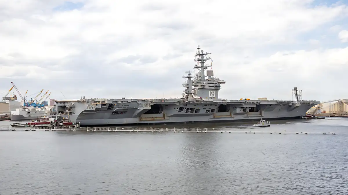 Porta-aviões Eisenhower conclui modernização e expõe o tamanho do problema naval dos EUA